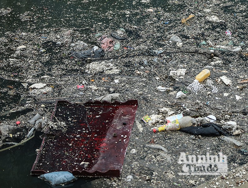 [ẢNH] Sau 3 ngày tết, sông Tô Lịch ngập ngụa đủ loại rác thải