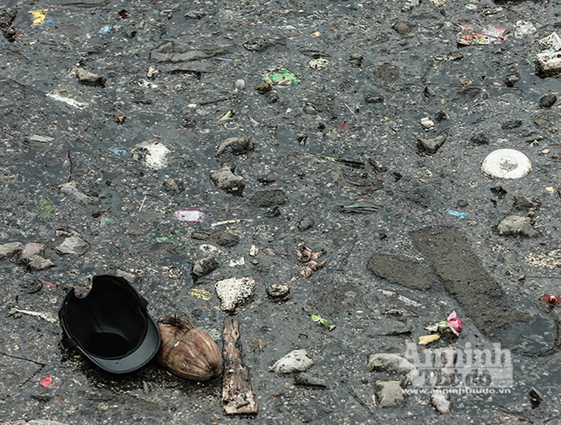 [ẢNH] Sau 3 ngày tết, sông Tô Lịch ngập ngụa đủ loại rác thải