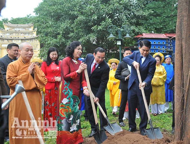 [ẢNH] Lãnh đạo Đảng, Nhà nước, TP Hà Nội dâng hương, trồng cây đầu xuân tại Hoàng Thành Thăng Long