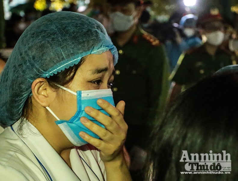 [Ảnh] Những giọt nước mắt hạnh phúc và thời khắc đoàn tụ khó quên khi Bệnh viện Bạch Mai kết thúc cách ly y tế