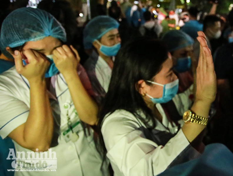 [Ảnh] Những giọt nước mắt hạnh phúc và thời khắc đoàn tụ khó quên khi Bệnh viện Bạch Mai kết thúc cách ly y tế