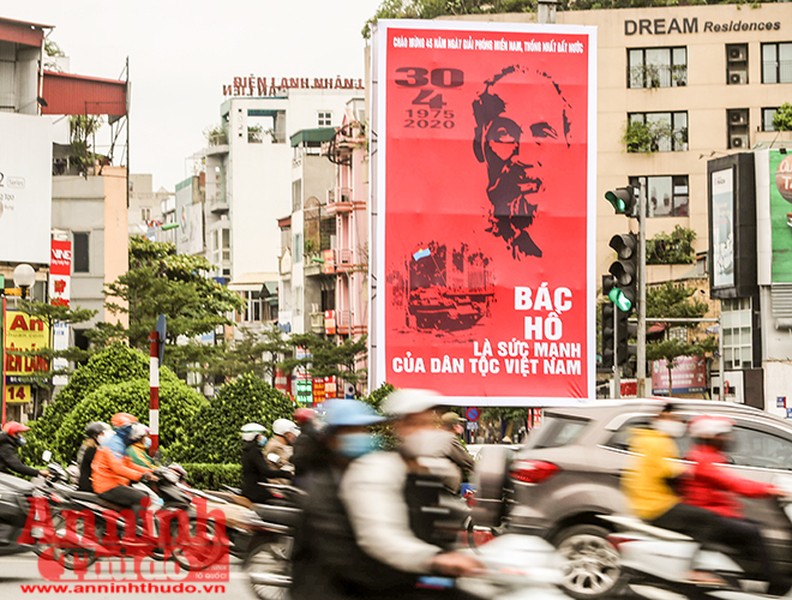 Hình ảnh ấn tượng sáng 30-4, kỷ niệm 45 năm thống nhất đất nước ở Hà Nội