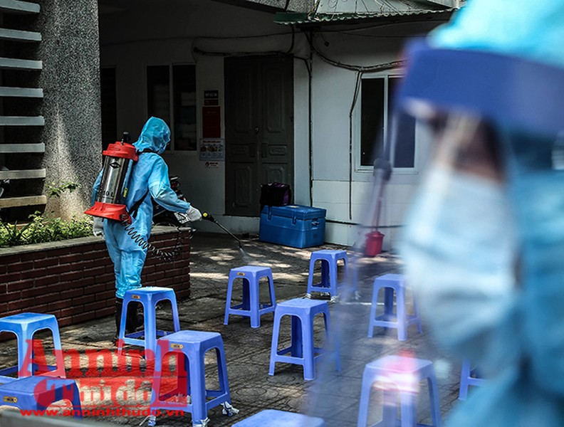 [ẢNH] Người dân mang cả hành lý, sẵn sàng cách ly khi đi test nhanh Covid-19 ở Hà Nội
