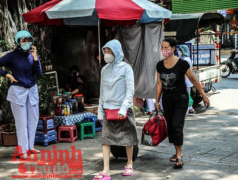 [ẢNH] Người dân mang cả hành lý, sẵn sàng cách ly khi đi test nhanh Covid-19 ở Hà Nội
