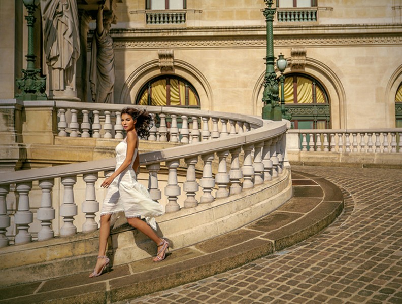 Siêu mẫu Minh Tú khoe vóc dáng chuẩn mực đầy quyến rũ ở Paris