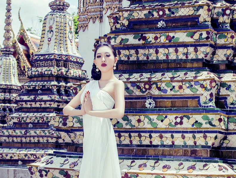 Hoa hậu Huỳnh Thúy Anh khoe vẻ đẹp quyền quý ở xứ sở chùa vàng