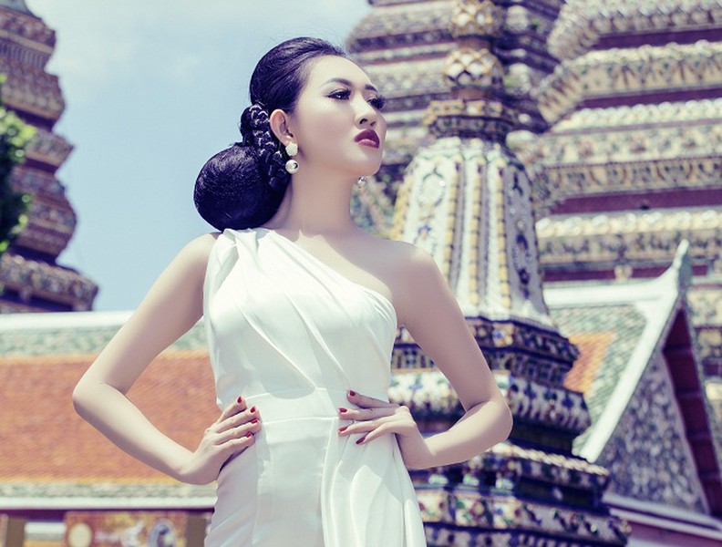 Hoa hậu Huỳnh Thúy Anh khoe vẻ đẹp quyền quý ở xứ sở chùa vàng