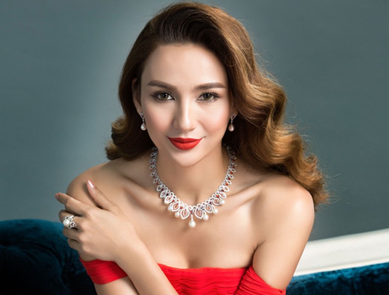 Hoa hậu Ngọc Diễm đầy quyến rũ trong bộ ảnh mừng tuổi mới