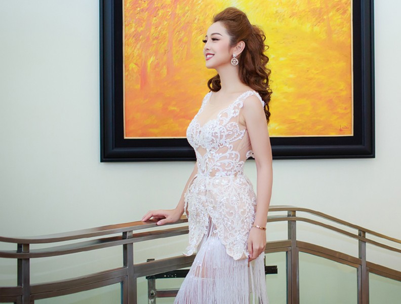 Jennifer Phạm khoe vẻ đẹp hút mắt, liên tục chạy show tại Hà Nội