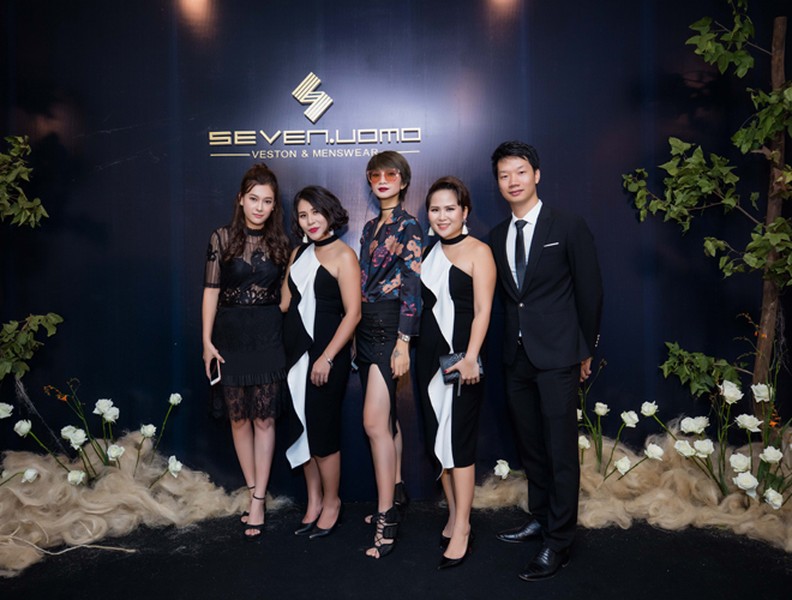 Ca sĩ Đông Hùng bất ngờ làm vedette trong fashionshow của 