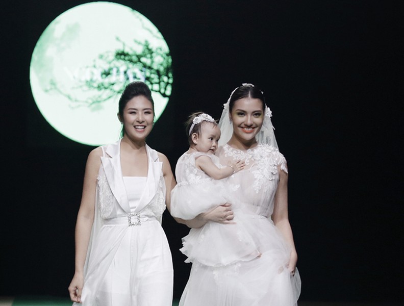 Mẹ con Hồng Quế làm vedette trong đêm mở màn Tuần lễ thời trang Việt Nam