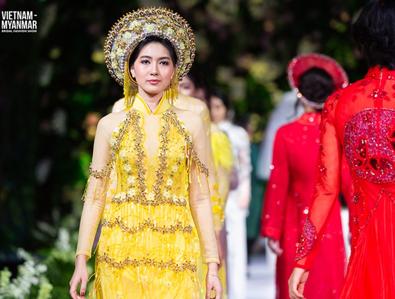 Hoa hậu Myanmar toả sáng trên sàn diễn với áo dài của Kenny Thái
