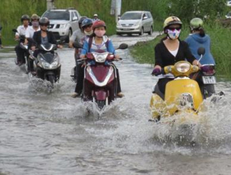 Mẹo đi xe máy qua đoạn đường ngập nước không thể bỏ qua