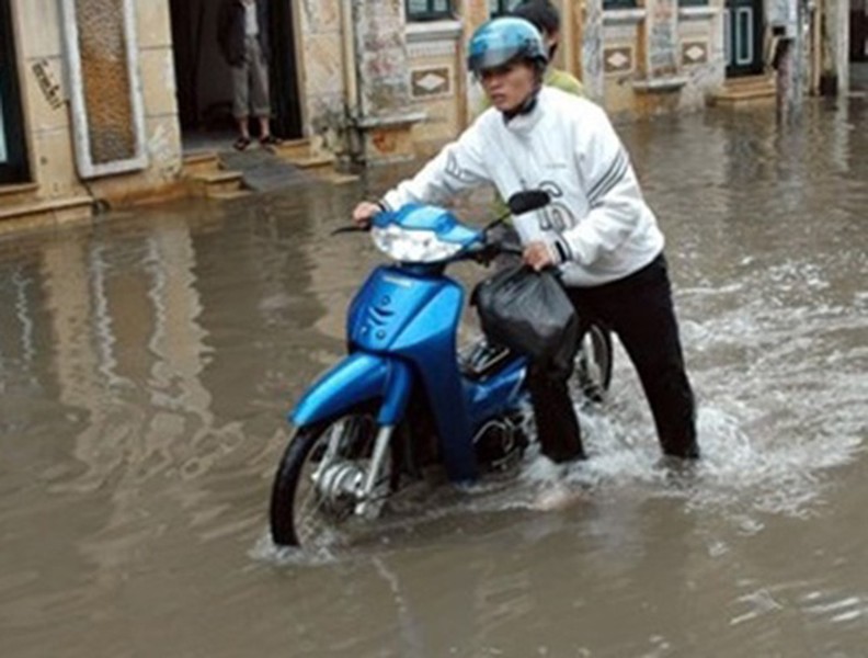 Mẹo đi xe máy qua đoạn đường ngập nước không thể bỏ qua
