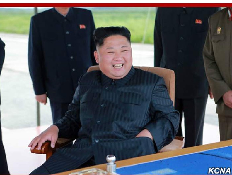 Lãnh đạo Triều Tiên cười tươi sau vụ phóng tên lửa qua Nhật Bản