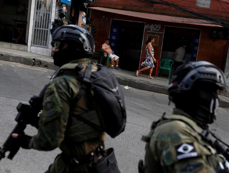 Xem lính đặc nhiệm Brazil trấn áp tội phạm ma túy ở Rio de Janeiro