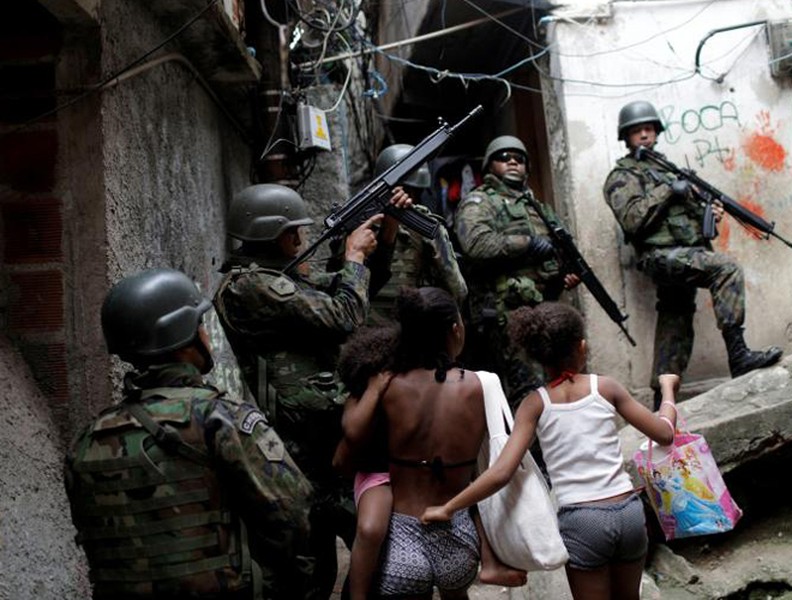 Xem lính đặc nhiệm Brazil trấn áp tội phạm ma túy ở Rio de Janeiro