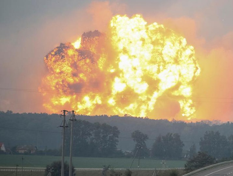 Hiện trường vụ nổ kho vũ khí quân sự khủng khiếp ở Ukraine