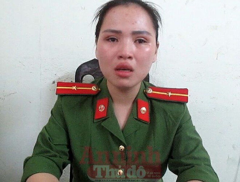 Những khoảnh khắc ấm áp khó quên khi các nữ chiến sĩ công an Hà Nội chăm sóc bé bị bỏ rơi