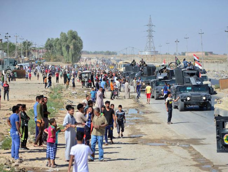 [ẢNH] Quân đội Iraq được chào mừng khi tiến vào Kirkuk - vùng đất của người Kurd