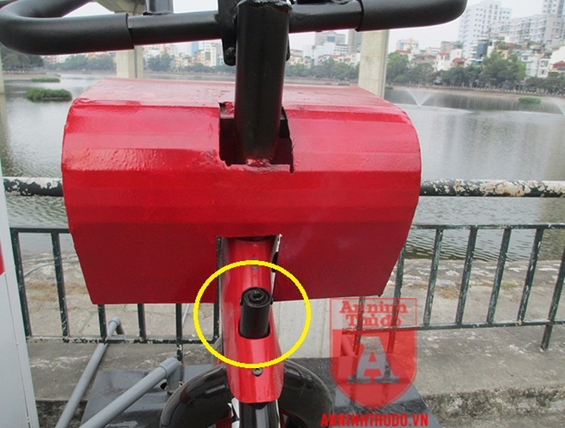 Xe đạp lọc nước ở hồ Hoàng Cầu bị 
