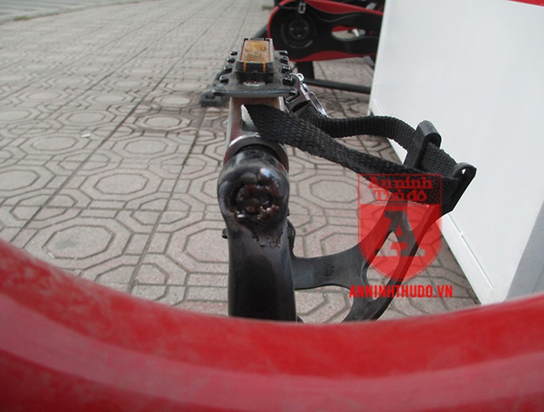 Xe đạp lọc nước ở hồ Hoàng Cầu bị 