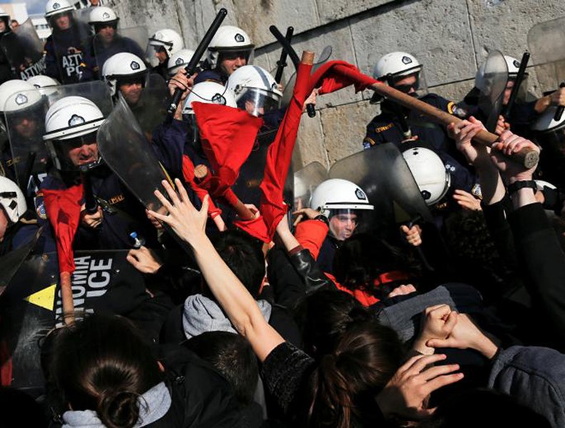 [Ảnh] Cảnh xung đột giữa người biểu tình và cảnh sát ở Athens