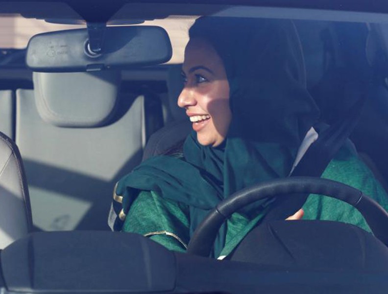 Thú vị xem những người phụ nữ trùm khăn kín đầu... học lái xe