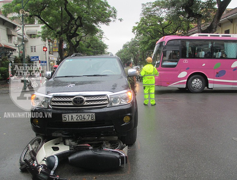 Hình ảnh vụ tai nạn giao thông ở ngã tư trung tâm Thủ đô khiến nhiều người suy nghĩ