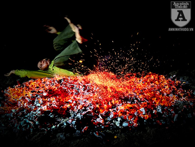 [ẢNH] Huyền bí đến khó tin nghi lễ nhảy lửa của dân tộc Pà Thẻn, Cao Lan
