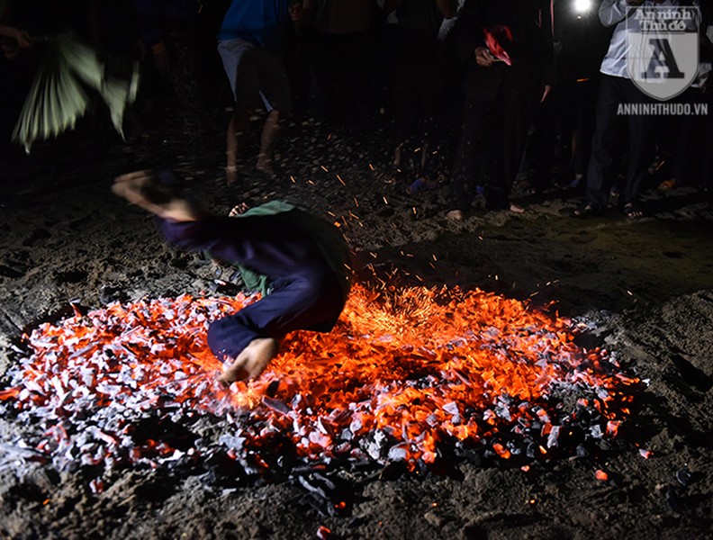 [ẢNH] Huyền bí đến khó tin nghi lễ nhảy lửa của dân tộc Pà Thẻn, Cao Lan