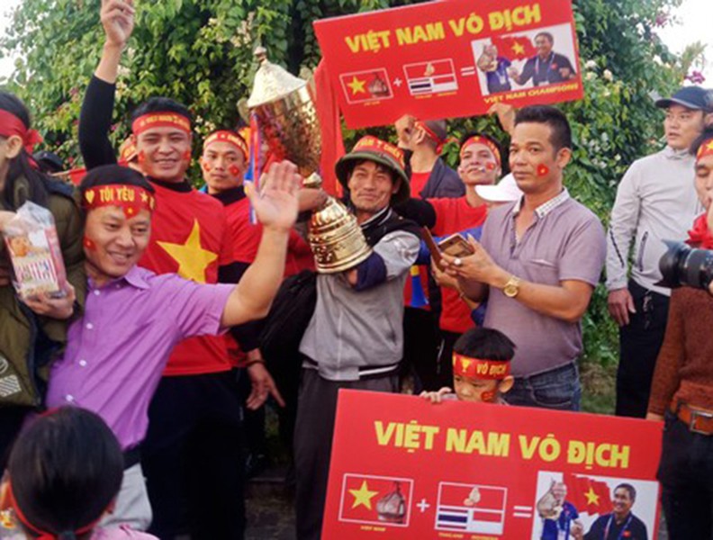 [ẢNH] Toàn cảnh xúc động đón mừng những người hùng của bóng đá Việt Nam
