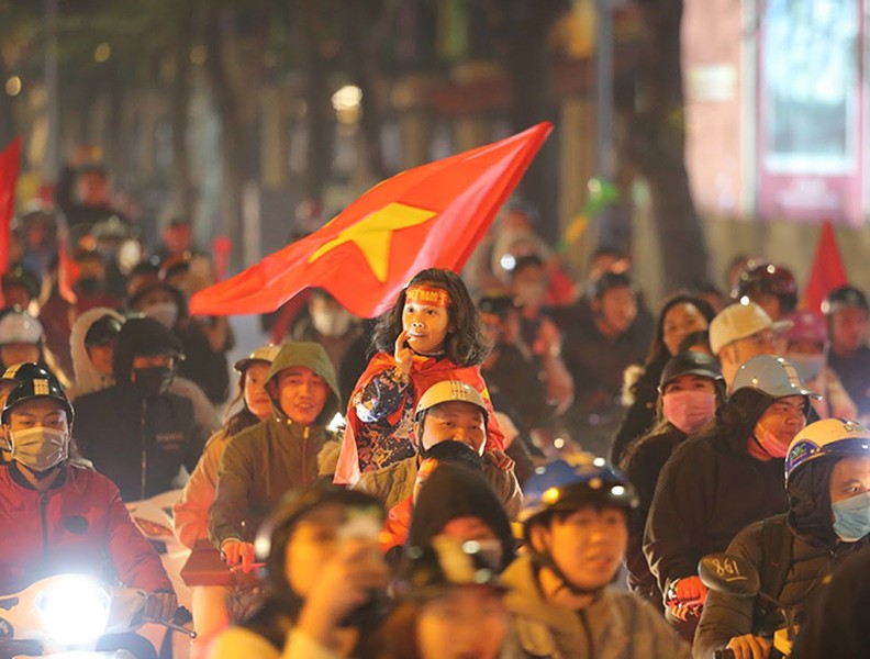[ẢNH] Nhìn lại 1 đêm trắng người Hà Nội ăn mừng chiến thắng lịch sử của bóng đá Việt Nam