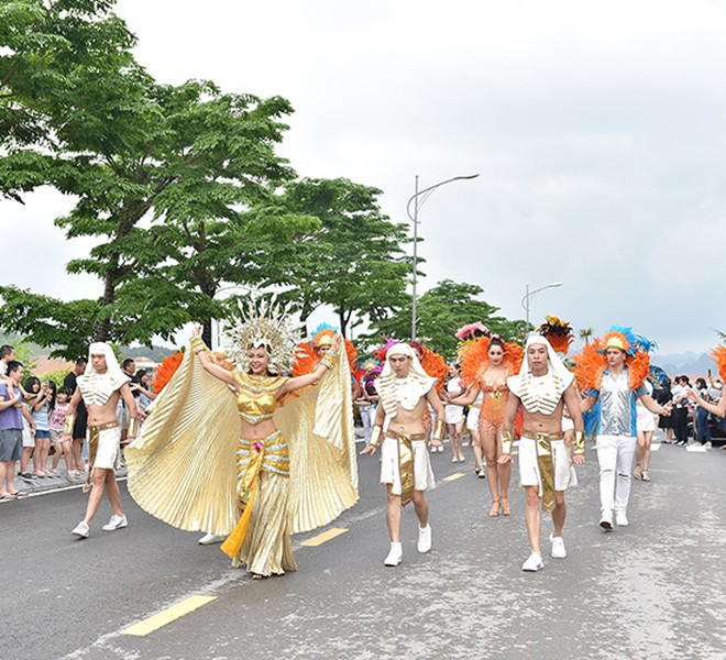 Mãn nhãn với những vũ điệu đường phố rực rỡ mở màn Carnaval Hạ Long 2019