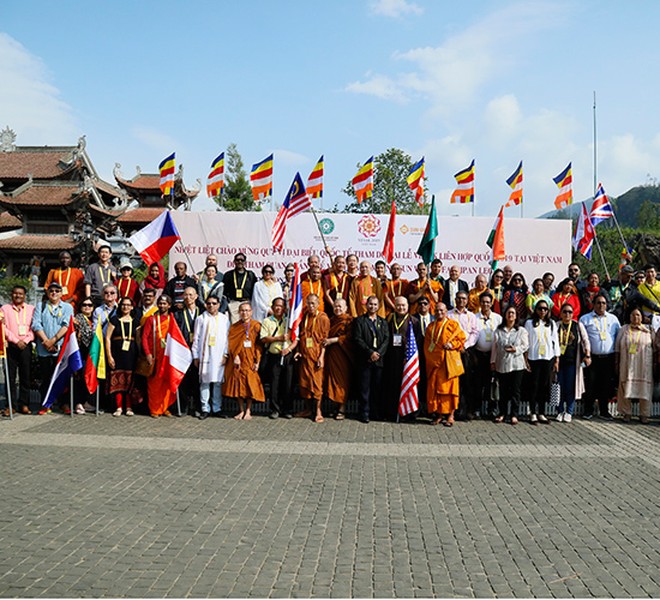 Hàng trăm đại biểu và Phật tử Vesak 2019 tham dự lễ cầu an trên đỉnh Fansipan
