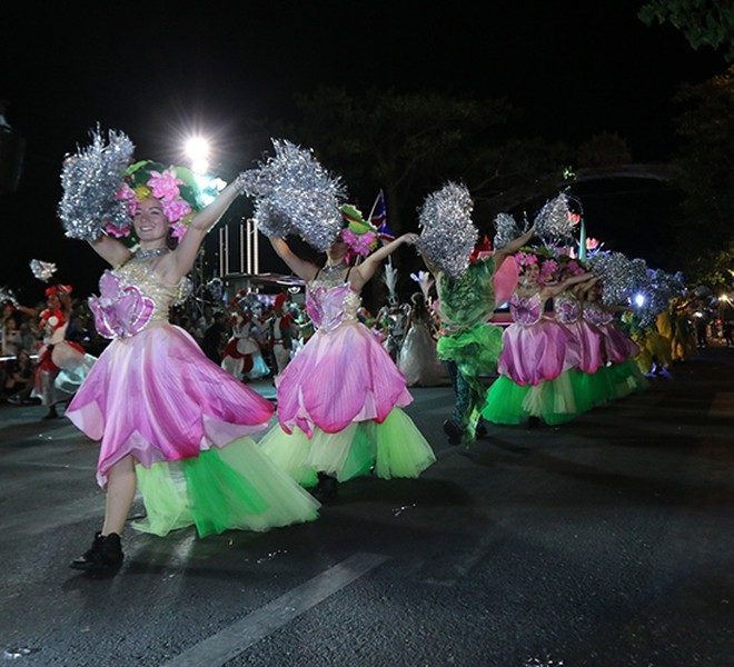 Màn múa lửa trong đêm 30/6 khiến khán giả Lễ hội carnival đường phố– DIFF 2019 vô cùng thích thú