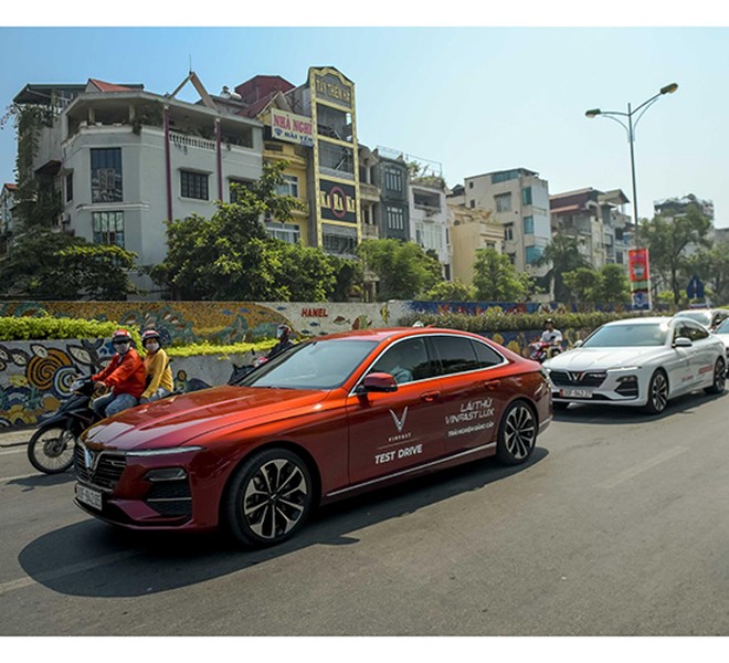 Diễu phố Hà Nội, dàn xe VinFast Lux thu hút mọi ánh nhìn