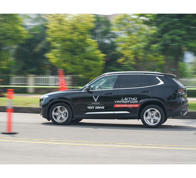 Khách hàng sốt ruột chờ lái thử xe VinFast Lux theo bài test chuẩn quốc tế