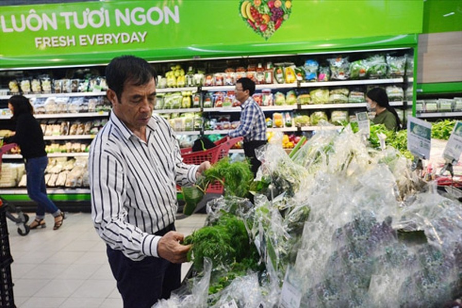 Siêu thị ở Hà Nội gói thực phẩm bằng lá chuối thay túi nilon