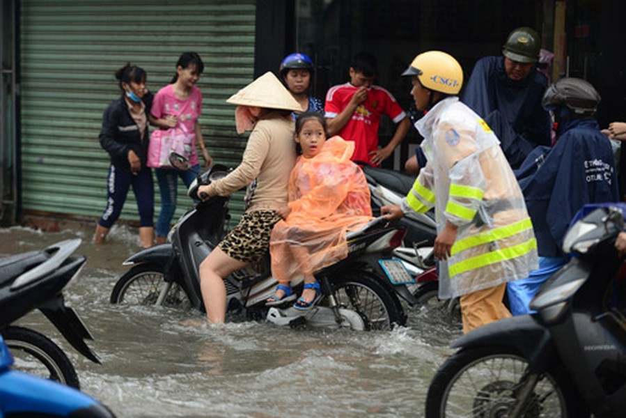 Hình ảnh lực lượng Công an nhân dân trong bão lũ