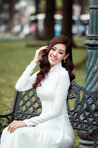 Hoa hậu Khánh Vân duyên dáng trong tà áo dài dạo phố ngày cận Tết