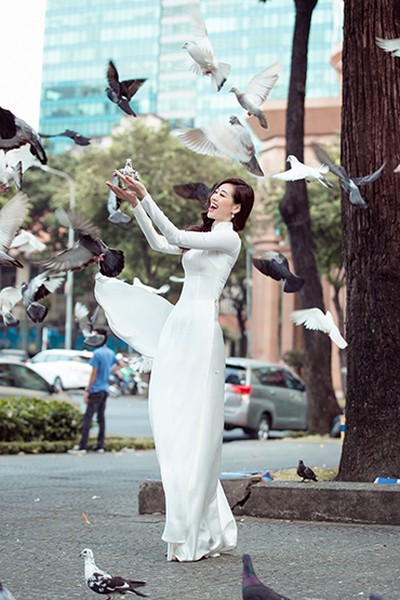 Hoa hậu Khánh Vân duyên dáng trong tà áo dài dạo phố ngày cận Tết