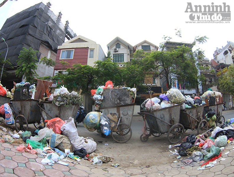 Hà Nội: Nắng nóng, rác thải sinh hoạt đổ đống bốc mùi trên đường Vũ Tông Phan 