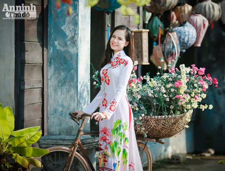 Ngắm nữ sinh dân tộc Thái dịu dàng trong tà áo dài truyền thống