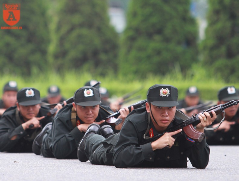 Cảnh sát cơ động Hà Nội rèn luyện kỹ năng tác chiến