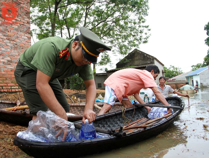 Cận cảnh lực lượng Công an lội nước, đẩy thuyền cứu trợ bà con vùng lũ