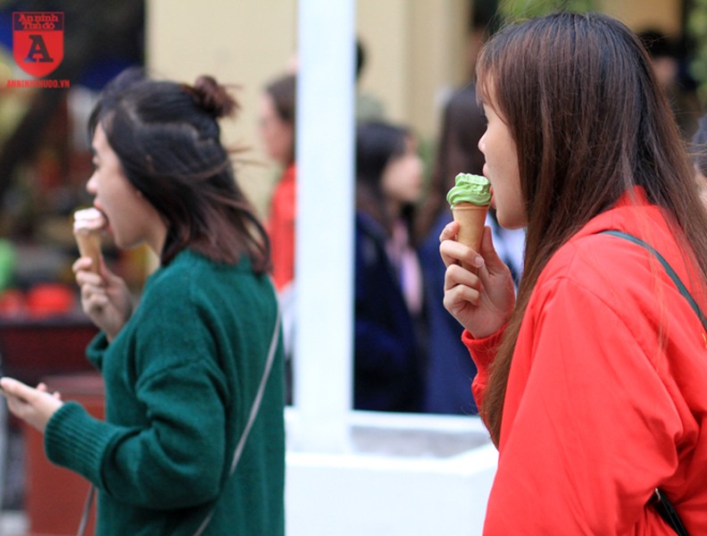 Giới trẻ Hà Nội thích thú thưởng thức kem giữa mùa đông