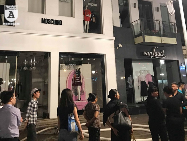 Cảnh sát PCCC dập tắt đám cháy tại cửa hàng thời trang ở Hà Nội chỉ sau 10 phút