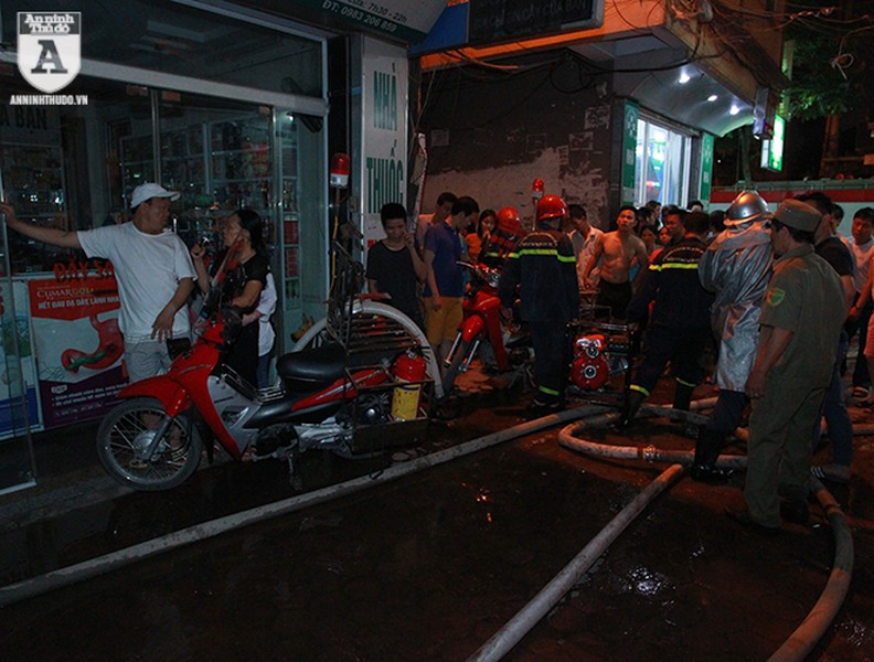 Hà Nội: Cháy rụi cửa hàng giặt là và sang chiết gas ở Vũ Tông Phan