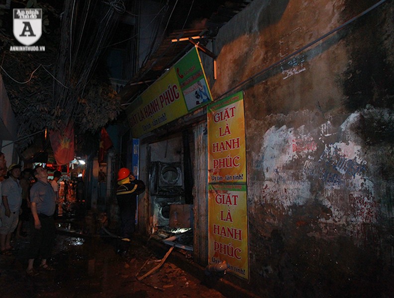 Hà Nội: Cháy rụi cửa hàng giặt là và sang chiết gas ở Vũ Tông Phan